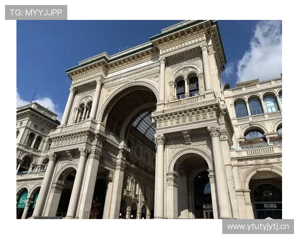 以埃马努埃莱二世拱廊为中心的米兰历史与现代交汇地标叙事